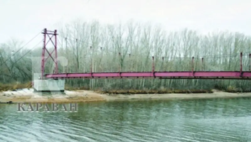 В ЗКО три года строят 100-метровый пешеходный мост, фото - Новости Zakon.kz от 10.11.2013 16:23