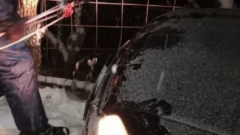 Автомобиль с пассажирами повис над обрывом в Алматинской области