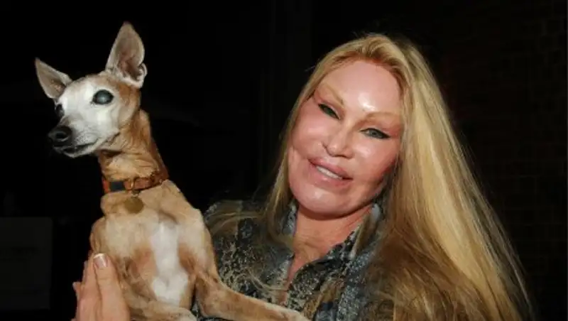 Без белья и с котом: 72-летняя «женщина-кошка» снялась в смелом фотосете