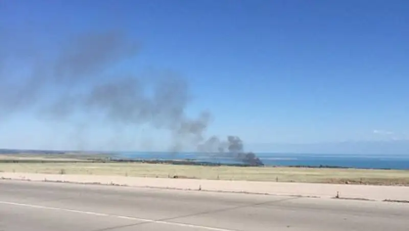 Недействующая база отдыха горела на Капчагайском водохранилище