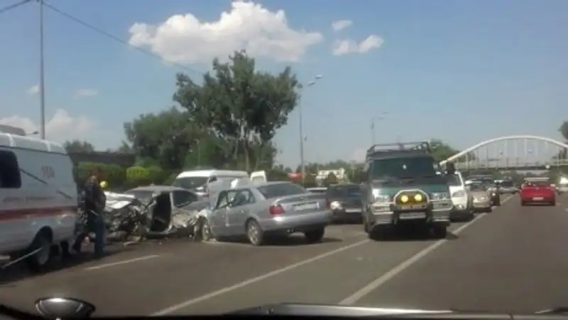 В Алматы на проспекте Рыскулова произошло мощное ДТП