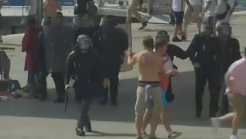 Российские болельщики-хулиганы отсидели во Франции и едут домой