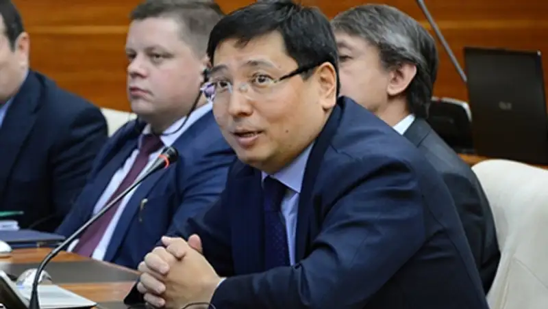 Досаев: банки исчерпали возможность зарабатывать на курсовой разнице валют