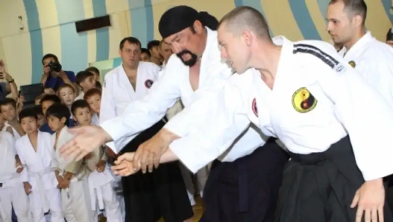 Стивен Сигал провел мастер-класс для столичных школьников