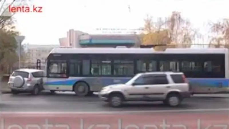 В Алматы троллейбус врезался в Toyota