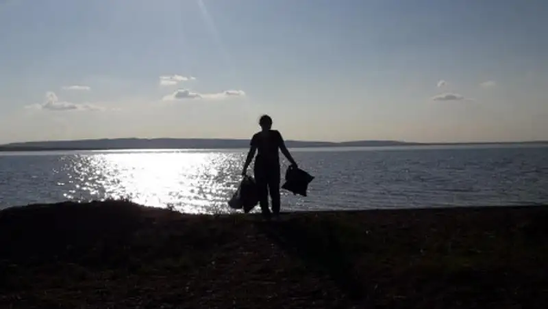 Художник вернул соль в розовое озеро Кобейтуз