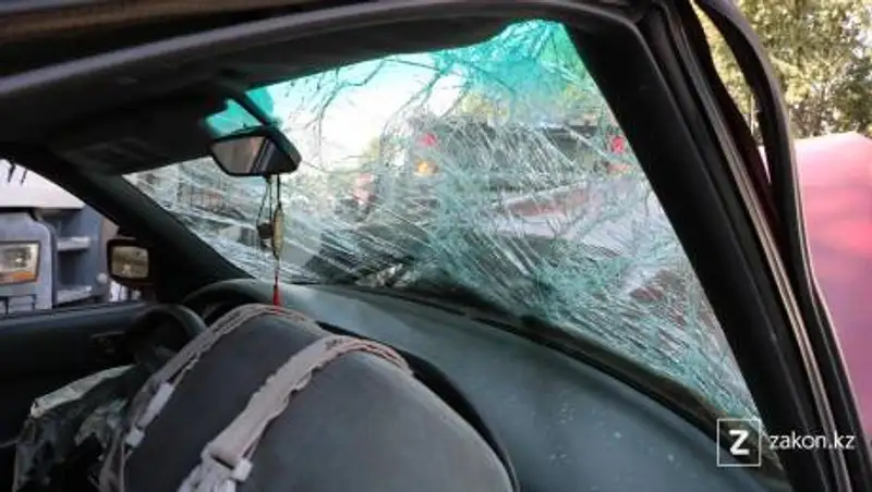 В Алматы автомобиль врезался в грузовик - пострадал водитель