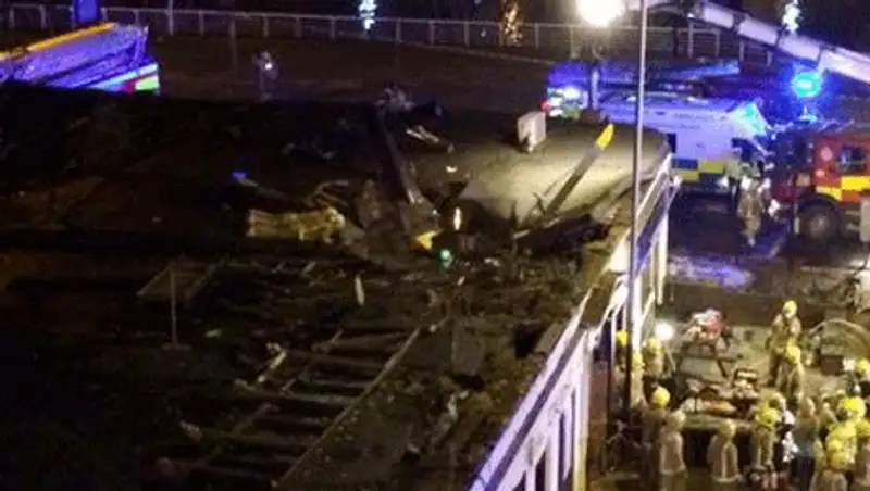 Вертолет рухнул на паб в Шотландии, фото - Новости Zakon.kz от 30.11.2013 20:27