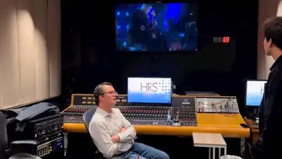 Димаш Кудайберген познакомил американских коллег с национальными инструментами Казахстана, фото - Новости Zakon.kz от 22.02.2023 09:40