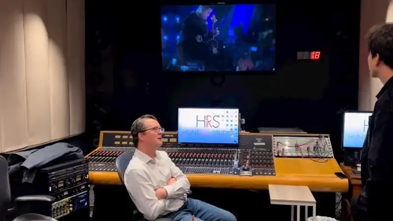 Димаш Кудайберген познакомил американских коллег с национальными инструментами Казахстана