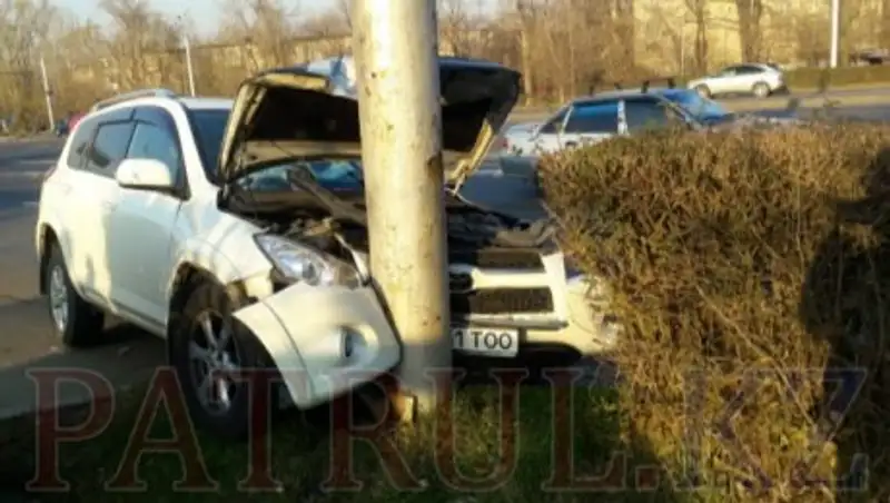 В Алматы женщина чуть не разрезала свое авто, врезавшись в столб