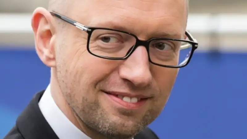 Яценюк объявил о прекращении военно-технического сотрудничества с Россией