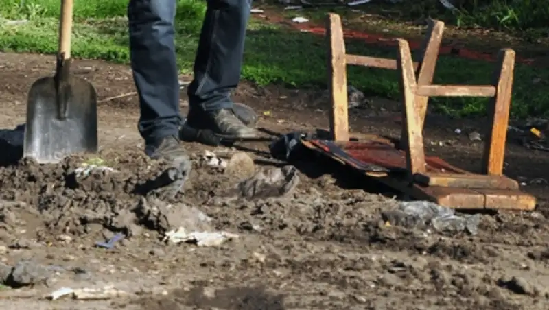 В ВКО сельчанин с лопатой защитил от хулиганов участкового инспектора