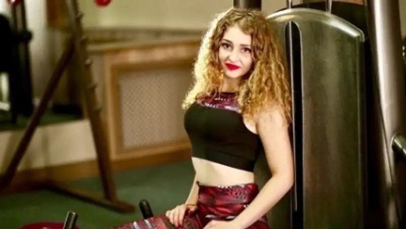 Чемпионка Казахстана по боксу одним ударом сломала игровой автомат