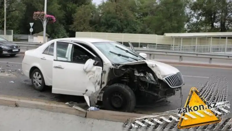 Беременная женщина пострадала в ДТП с КамАЗом в Алматы