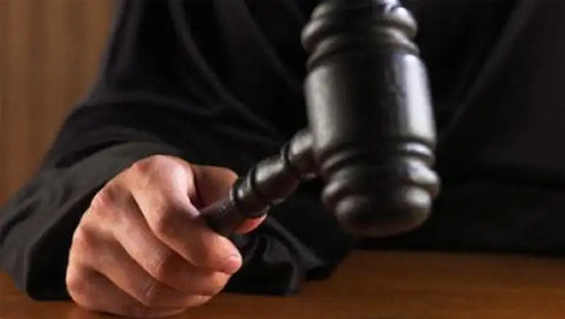 В Китае троих борцов с коррупцией отправили в тюрьму