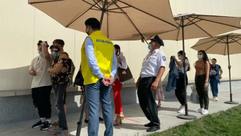 В акимате Алматы прокомментировали огромную очередь в ТРЦ