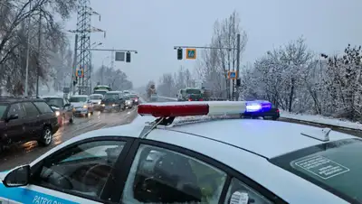 Парень угрожал сбросить девушку, 14 этаж, фото - Новости Zakon.kz от 22.01.2022 21:19