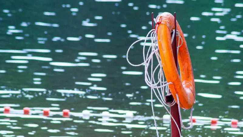 «Отказывалась от помощи»:  полицейские спасли тонущую в реке астанчанку