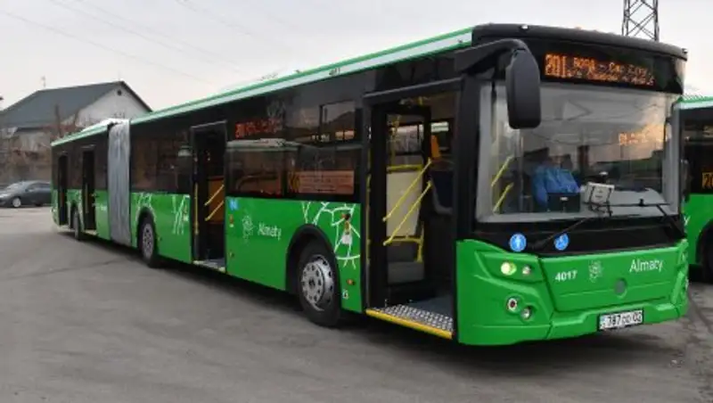 В Алматы вернулись легендарные автобусы с гармошкой