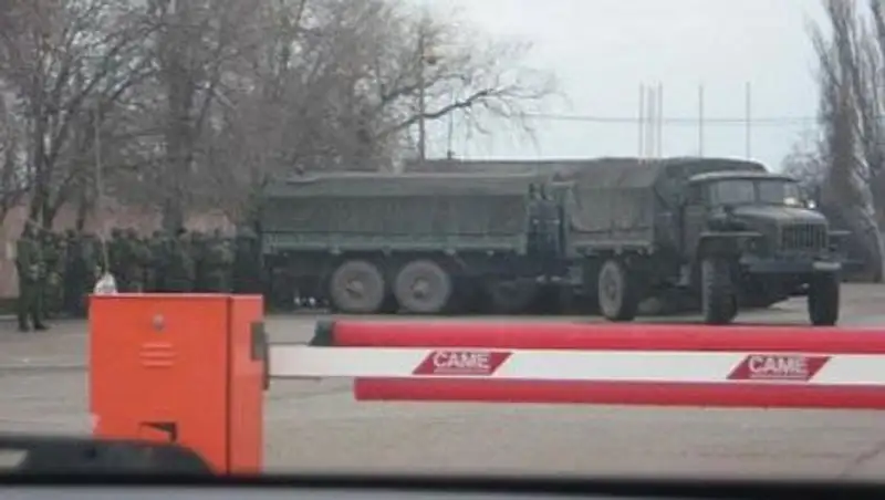 Российские войска отступили от пяти военных частей в Крыму