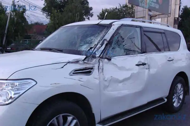 Грузовик «свалился» с моста в Алматы, зацепив внедорожник (фото) Грузовик «свалился» с моста в Алматы, зацепив внедорожник (фото), фото - Новости Zakon.kz от 17.05.2013 17:14