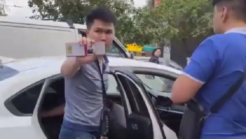 Девушка бросилась на полицейских с ножом при задержании в Алматы