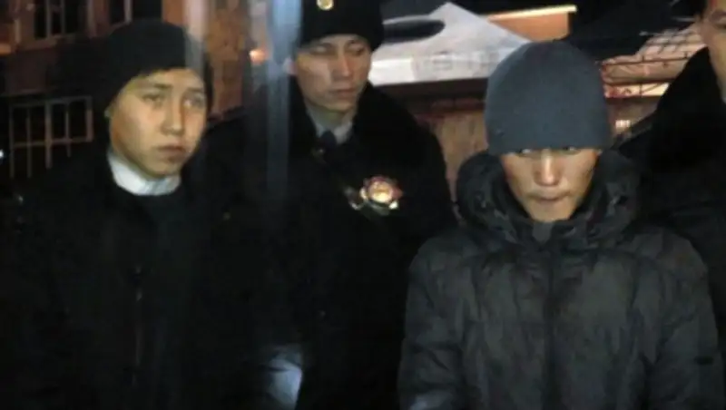 В Шымкенте 20-летние разбойники забрали у прохожего телефон угрожая оружием