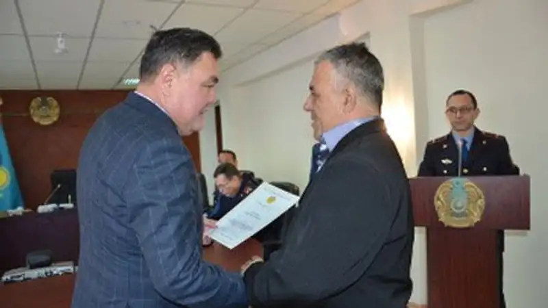 В Карагандинской области полицейские наградили общественных помощников