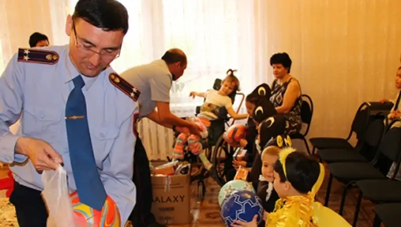 Сотрудники ДВД Актюбинской области поздравили детей реабилитационного центра города Алга