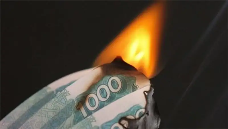 В Киргизии чиновник сжег $9,5 тысяч, полученных в качестве взятки