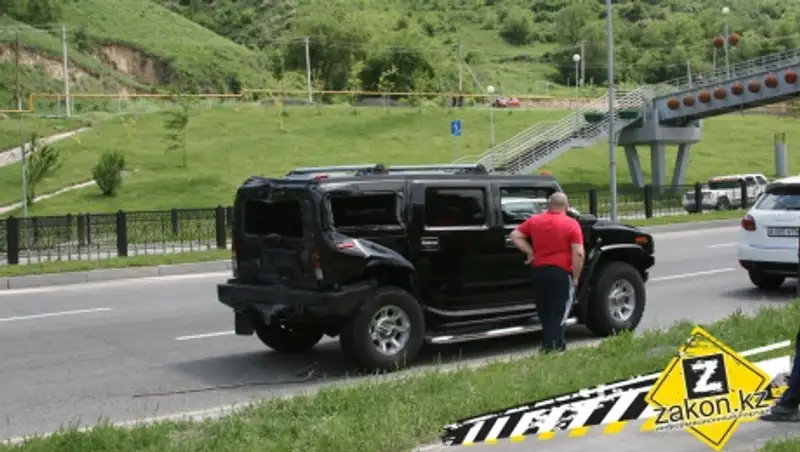 В Алматы на ВОАД грузовик на полном ходу врезался в Хаммер, есть пострадавшие