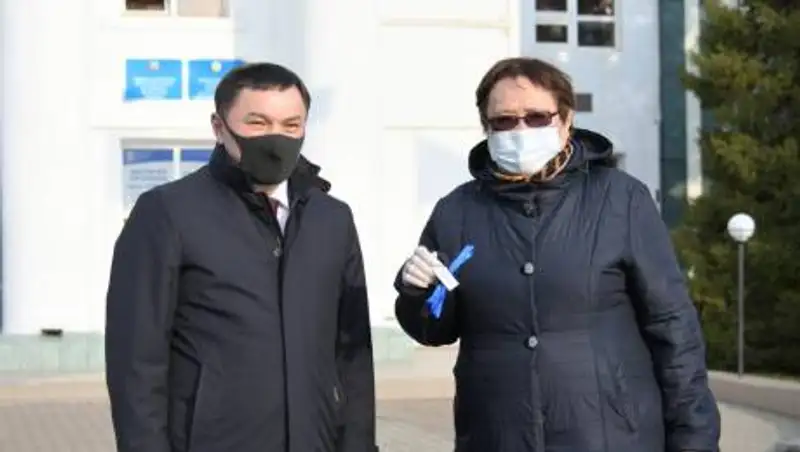 Маржикпаев вручил ключи от спецавтомобилей медработникам, полицейским и спасателям