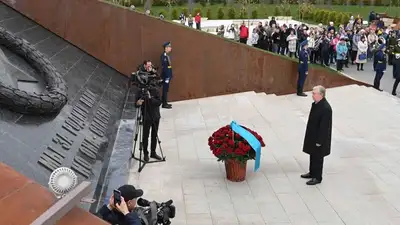 Посетил Ржевский мемориал Советскому солдату, фото - Новости Zakon.kz от 08.05.2023 23:22