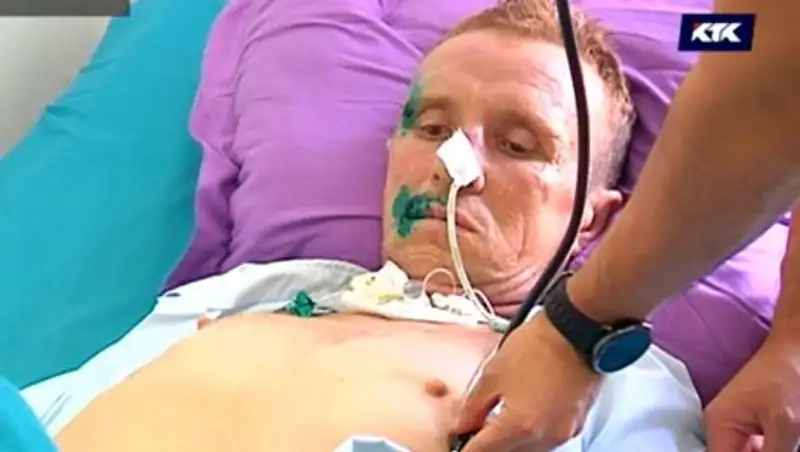 Врачи просят опознать найденного на обочине в Алматы мужчину