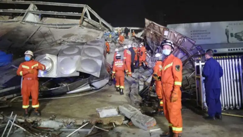 В Китае из-под завалов отеля вытащили 50 человек