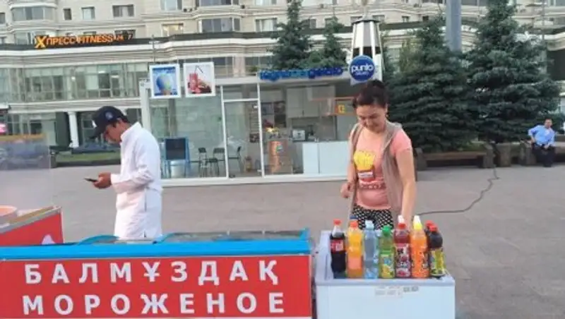 Мороженщица, застигнутая за мытьем ложки водой из фонтана, работала по поддельным документам