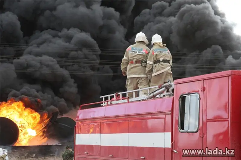 Цистерны с нефтью горят в промзоне Актау (фото), фото - Новости Zakon.kz от 16.11.2013 21:43