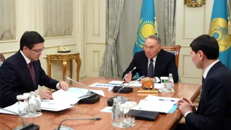 Почему меняется курс тенге, рассказал Акишев Назарбаеву