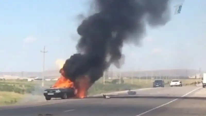 Автомобиль взорвался прямо на трассе близ Тараза