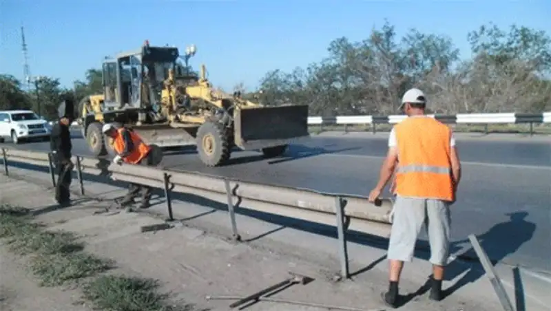В ЗКО назвали причину неудовлетворительного состояния автодорог в регионе (фото), фото - Новости Zakon.kz от 06.11.2013 00:50