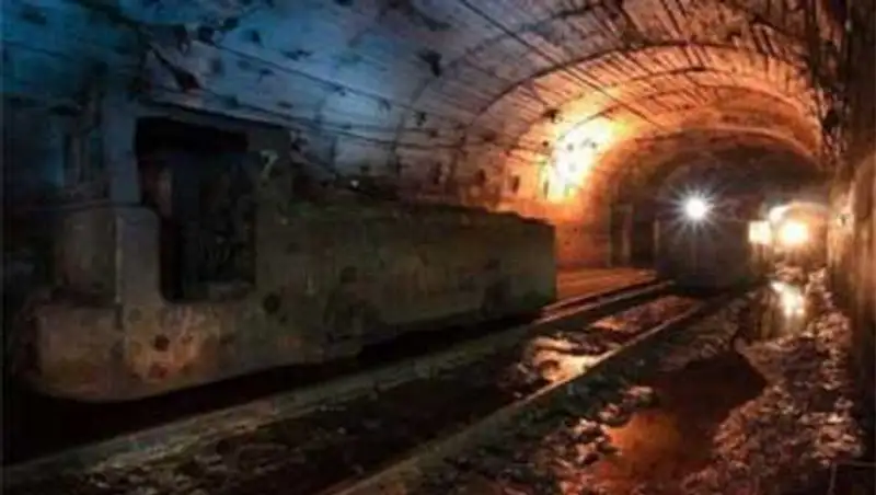 Спасатели нашли тело горняка, погибшего после обвала на шахте в Риддере, фото - Новости Zakon.kz от 04.11.2013 23:49