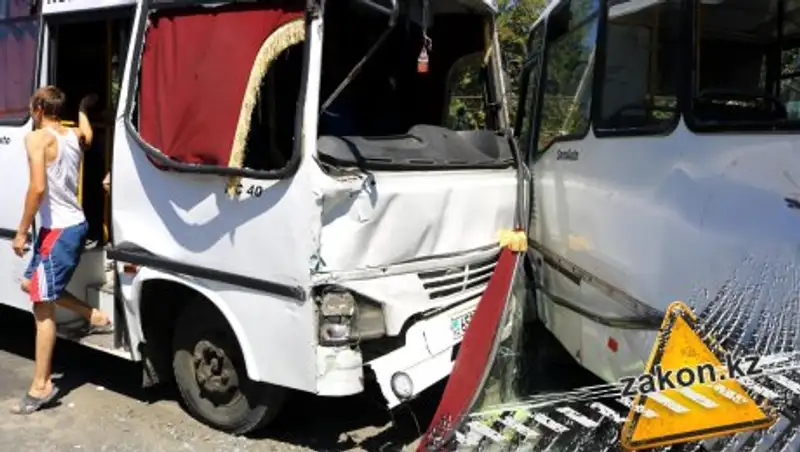 Два пассажирских автобуса столкнулись под Алматы
