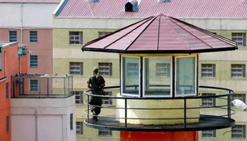 Грузинские заключенные пригрозили отрезать себе пальцы, фото - Новости Zakon.kz от 13.11.2013 23:52