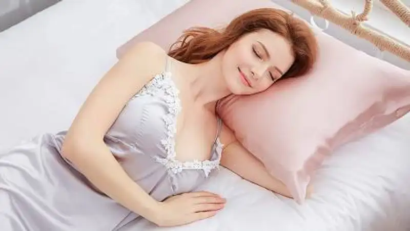 Кардиолог объяснила, вредно ли для сердца спать на левом боку