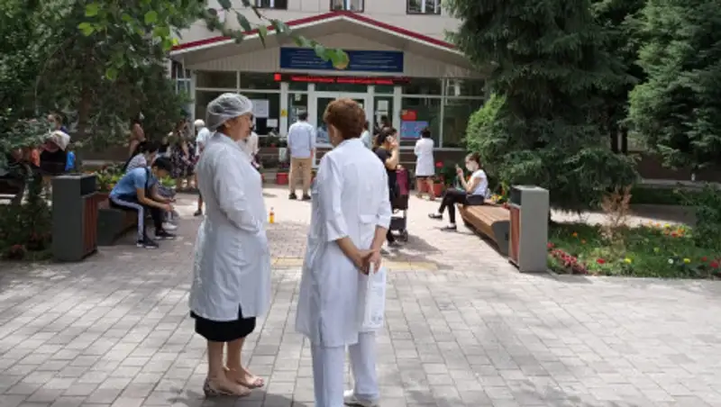 Пациент с коронавирусом пришел в поликлинику в Алматы