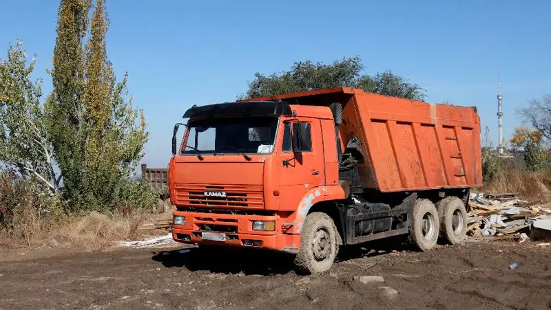 КАМАЗ повредил тепломагистраль в Астане