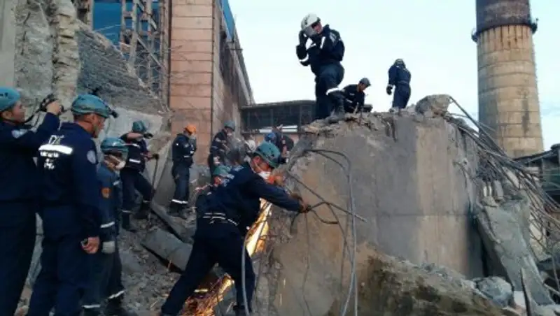 На Кызылординской ТЭЦ труба упала на двух рабочих