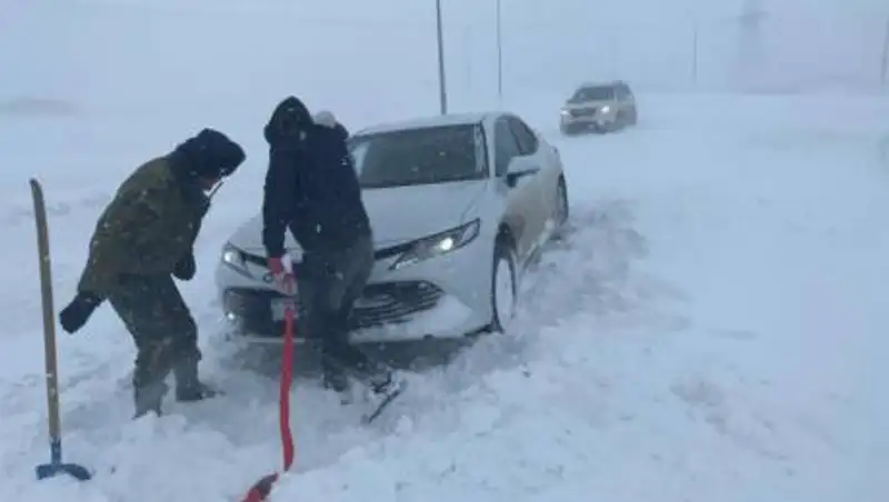 Более 160 авто скопилось при выезде из Нур-Султана из-за непогоды