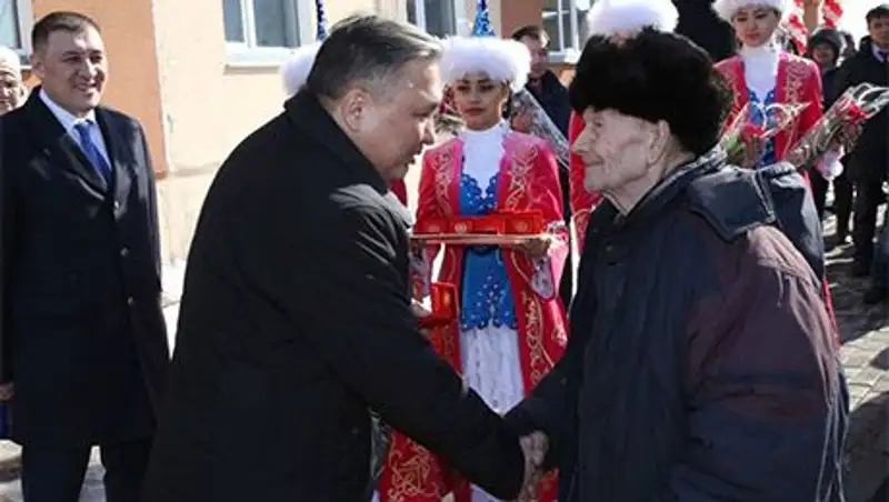 В канун праздника в Караганде ключи от квартир получили ветераны ВОВ, сироты и очередники